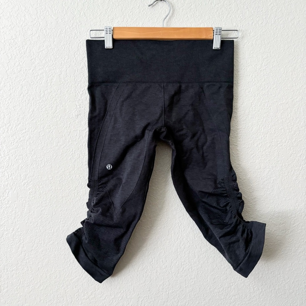 Lululemon Athletica In The Flow Ruched  charcoal Cropped Capri Leggings 6
